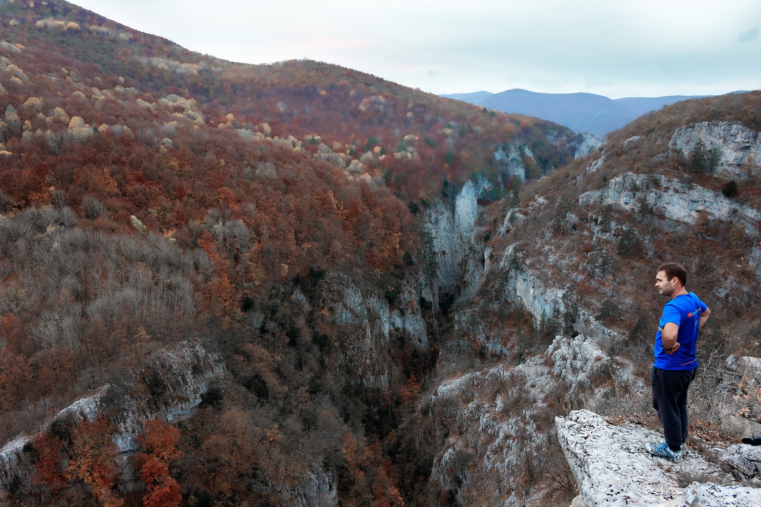 Вид на каньон со скалы Трапис