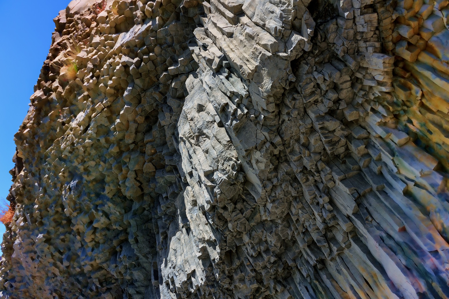 Застывшая лава на Яшмовом пляже