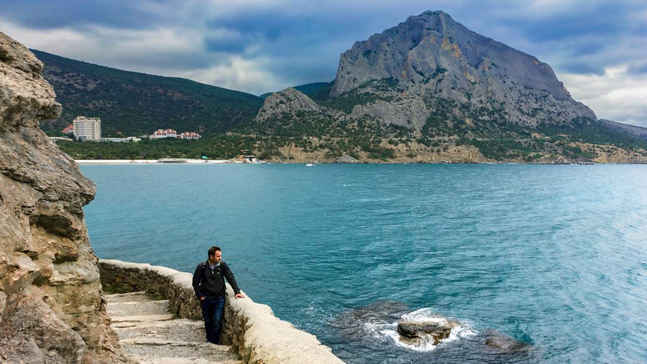 Начало тропы, вид на гору Сокол