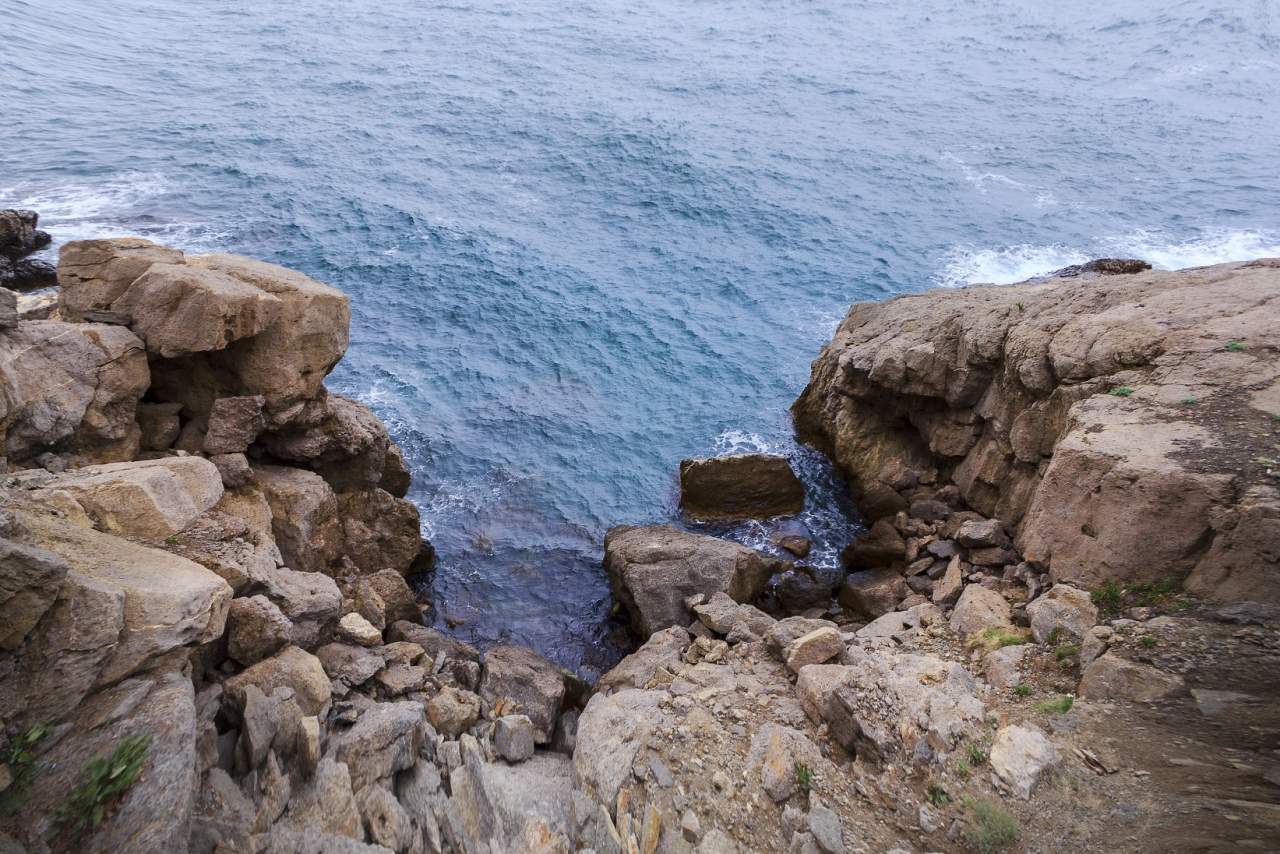 Вид с тропы вниз, на море